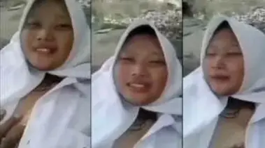 Ngewe Gadis SMA di Batu Sungai Becek Ganas Hot